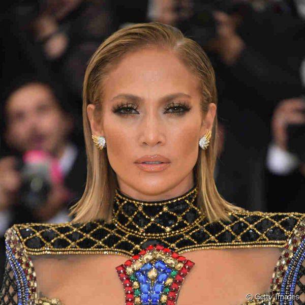 Make Jennifer Lopez Met Gala 2018: cílios super alongados e bem distribuídos ornaram com os olhos esfumados da atriz e cantora (Foto: Getty Images)